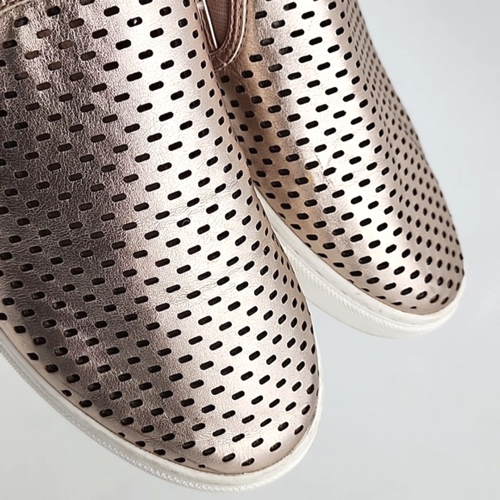 Steve Madden Women's Slip On Flat Shoes Perforated Rose Gold Size 9M - Picture 8 of 13